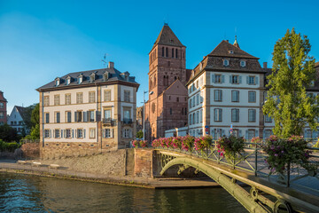 Fototapeta na wymiar Brücke am Kanal in Strassbourg