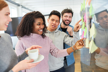 Start-Up Team mit Trainees beim Brainstorming