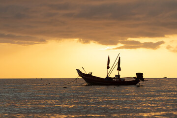 Barco en la playa con atardecer 