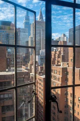 Foto op Aluminium Mooie zomer stadsgezicht van New York City met blauwe lucht gezien door een vintage open raam. Full frame met kopie ruimte. © Mary Salen