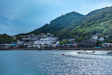 Fototapeta na wymiar 広島県・鞆の浦、入り江の波の反射光