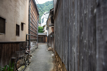 広島県・鞆の浦、古い板壁の道