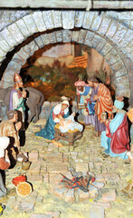 Sagrada Familia. Belén de Navidad realizado con pequeñas figuritas de cerámica coloreadas a mano...
