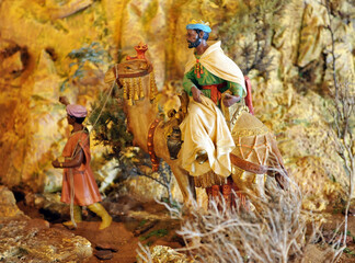 Los Reyes Magos. El Belén de la Natividad realizado con pequeñas figuras de cerámica coloreadas a mano en los hogares españoles.