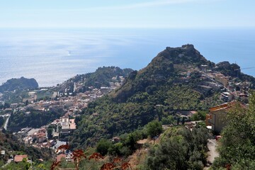 Fototapeta premium Castelmola - Scorcio di Taormina dal sentiero Cuculunazzo