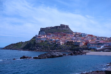 Blick von Klippe auf k&uuml;nstlerische Stadt mit Festung, Meer und Strand