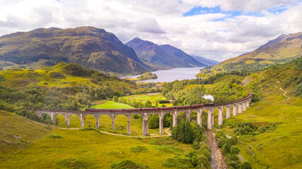 Blick über das Glenfinnan-Viadukt und Loch Shiel - die berühmte Dampfeisenbahn in Schottland