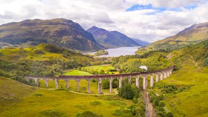 Foto auf Acrylglas Glenfinnan-Viadukt Blick über das Glenfinnan-Viadukt und Loch Shiel - die berühmte Dampfeisenbahn in Schottland
