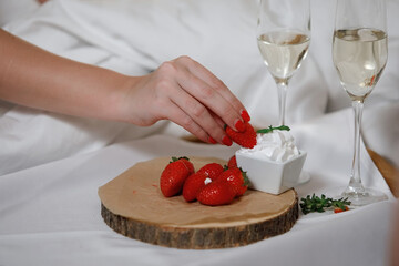 Obraz na płótnie Canvas Romantic champagne dinner in bed