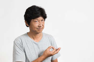 お金を要求する中年男性