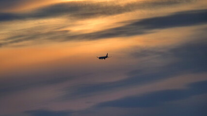 夕日の中を飛ぶ旅客機１（宍道湖上空）