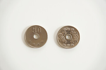 日本の50円玉硬貨の表と裏