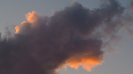 Cumulus fractus déchiqueté, illuminés par le soleil couchant