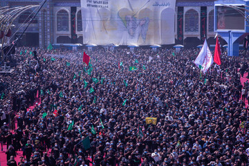 People walking and reaching the shrine of Imam Hussain in Karbala and performing the prayers