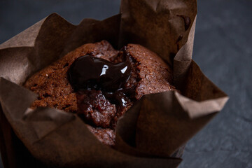 Photo A chocolate muffin on a dark stone board. Delicious pastries