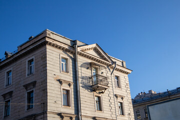 urban photo with apartment buildings in the evening