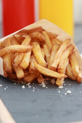 Frites fraiches en sachet avec du sel