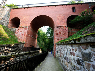 Reszel - gotycki most w miejskim parku