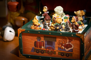 Adorno navideño, caja de música de navidad con cascabeles de fondo.