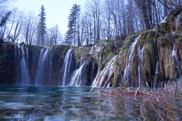 Wunderschöne kleine Wasserfälle welche in ein natürliches Auffangbecken fließen