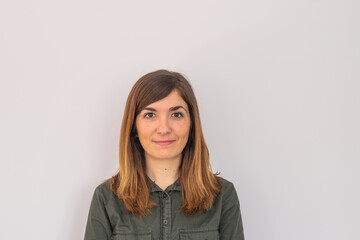 Obraz premium Photo of a young and attractive woman looking corporative with a shirt smiling at the camera, looking professional and ready to do bussiness with a white background