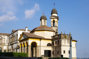 Fototapeta na wymiar Église italienne surmontée d'un clocher