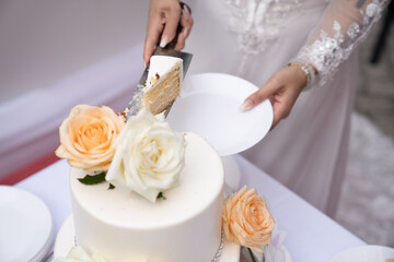 Frisch vermähltes Ehepaar hat die Hochzeitstorte angeschnitten und serviert den Kuchen