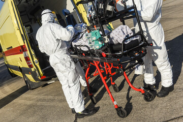 santé covid-19 coronavirus épidémie urgence masque ambulancier