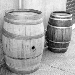 Fototapeta premium Vecchie botti in legno usate per la conservazione e l'invecchiamento di vino