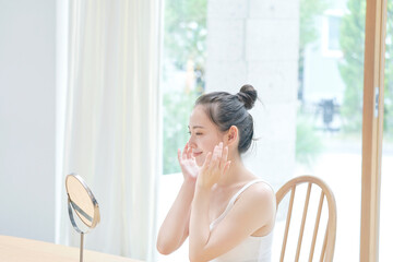 美容　鏡を見る女性