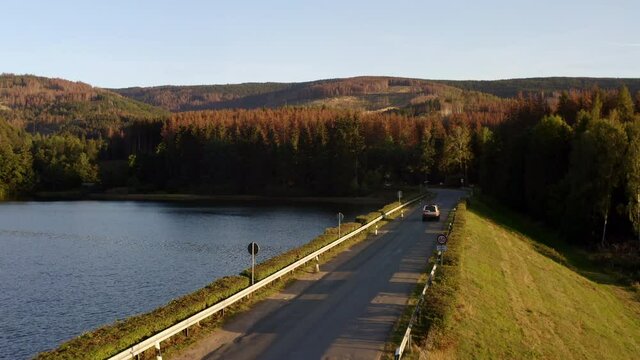Auto f&auml;hrt &uuml;ber Talsperre, Wasser, Osterode, Harz
