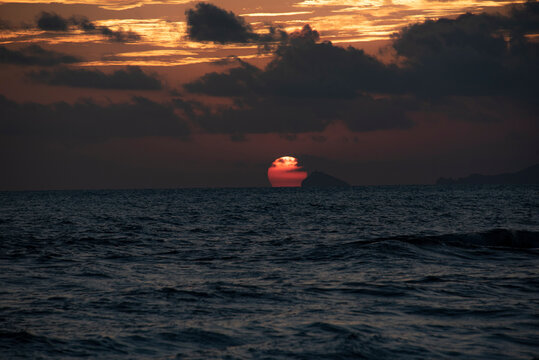 sole rosso al tramonto sulla spiaggia di forte dei marmi in italia