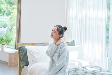 Obraz premium 寝起きで体調が悪い女性