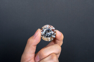 美しくダイヤモンドを持つ女性の手 © lastpresent