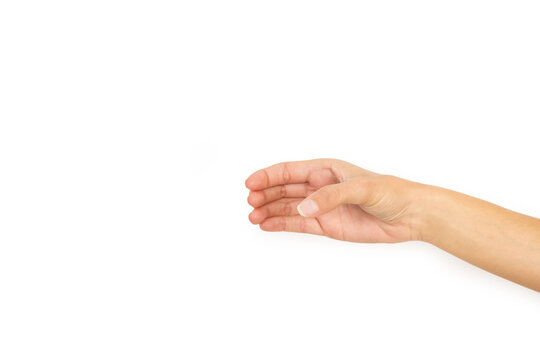 Mano femenina en pose para sostener algo cilindro entre sus dedos sobre un fondo liso y aislado. Vista defrente y de cerca. Copy space. Concepto: medici&oacute;n de articulo invisible