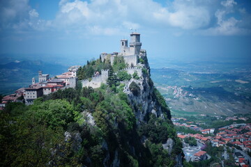 Fototapeta na wymiar Sicht auf märchenhafte Festung auf Hügel