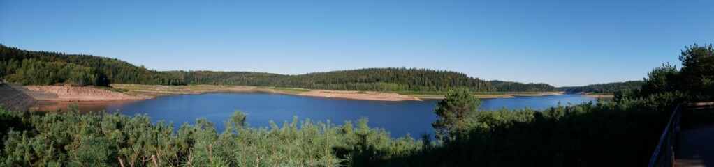 Fototapeta na wymiar Panoramique du lac artificiel de Pierre Percée en Lorraine