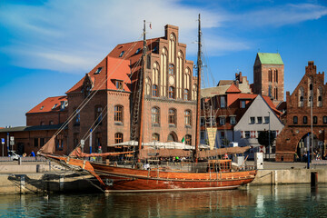 Wismar Hafen mit Altstadt und alten Segelschiff - obrazy, fototapety, plakaty