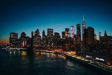 Fototapeta na wymiar Manhattan skyscrapers and Brooklyn bridge at night