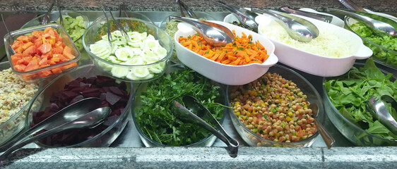 Buffet com saladas coloridas