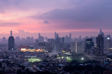 Obraz premium Bangkok downtown cityscape with skyscrapers at evening give the city a modern style. No focus, specifically.