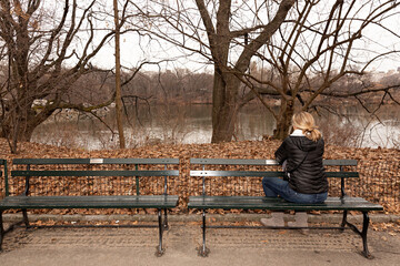 Mujer sentada en un banco en el Central Park, Nueva York.

