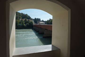 Blick durch ein Fenster auf den Fluss Inn  und Brücke in Wasserburg