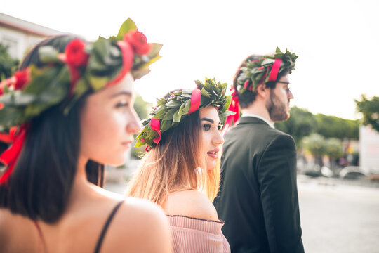 Corone di laurea italiana con foglie di alloro e universit&agrave;