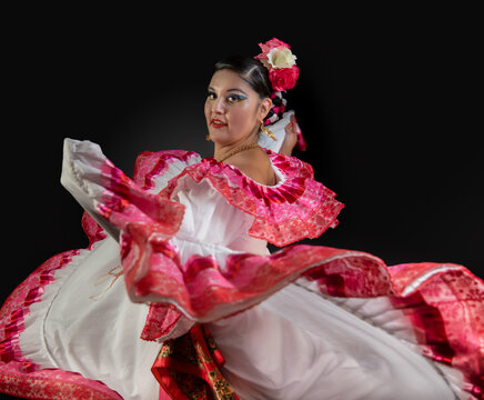 mujer mexicana con traje folklorico tradicional de colima, vestido blanco con adornos en color rosa mexicano, sombrero colimote, bailarina mexicana latina con traje tradicional del estado de Colima 