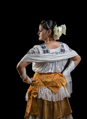 bailarina mujer de con traje folklorico de campeche, vestido dorado con blusa blanca bordada, cadenas de oro y rebozo blanco, traje tradicional del estado de Campeche mexico
