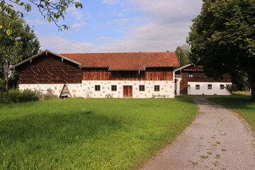 Blick auf ein Traditionelles Bauernhaus in der Gemeinde Amerang in Bayern