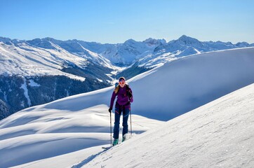 Fototapeta na wymiar Skitour in Davos mit Sicht ins Sertigtal, Tour aufs Chörbschhorn