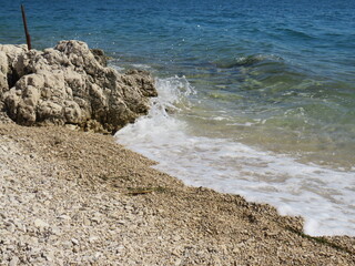Felsen am Kiesstrand an der Adria, Istrien, Kroatien