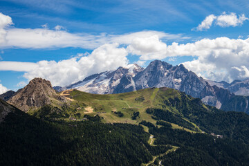 Fototapeta premium Vista del ghiacciaio della Marmolada dal Passo Sella in giornata soleggiata